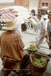 Image du Maroc Professionnelle de  Un paysan écoule sa récolte au coin d'une rue donnant sur la fameuse place Jemaa El Fana à Marrakech, la ville touristique du Maroc, Dimanche 18 Août 1997. (Photo / Abdeljalil Bounhar)